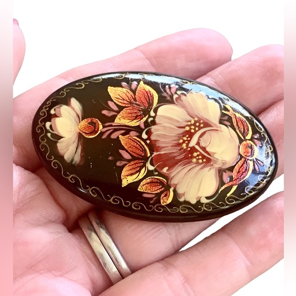 Vintage Signed Russian Lacquer Brooch Pin, Hand Painted Russian Folk Art - Picture 5 of 9